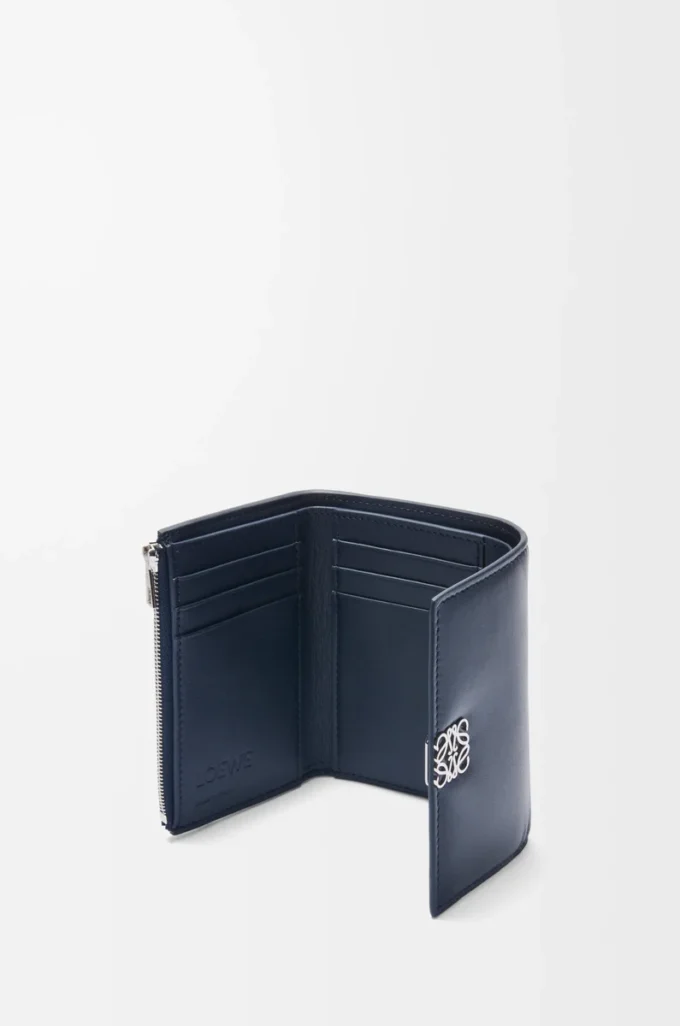 Petit portefeuille vertical Puffer Anagram en cuir de veau nappa brillant bleu marine foncé Petit portefeuille vertical Puffer Anagram en cuir de veau nappa brillant bleu marine foncé