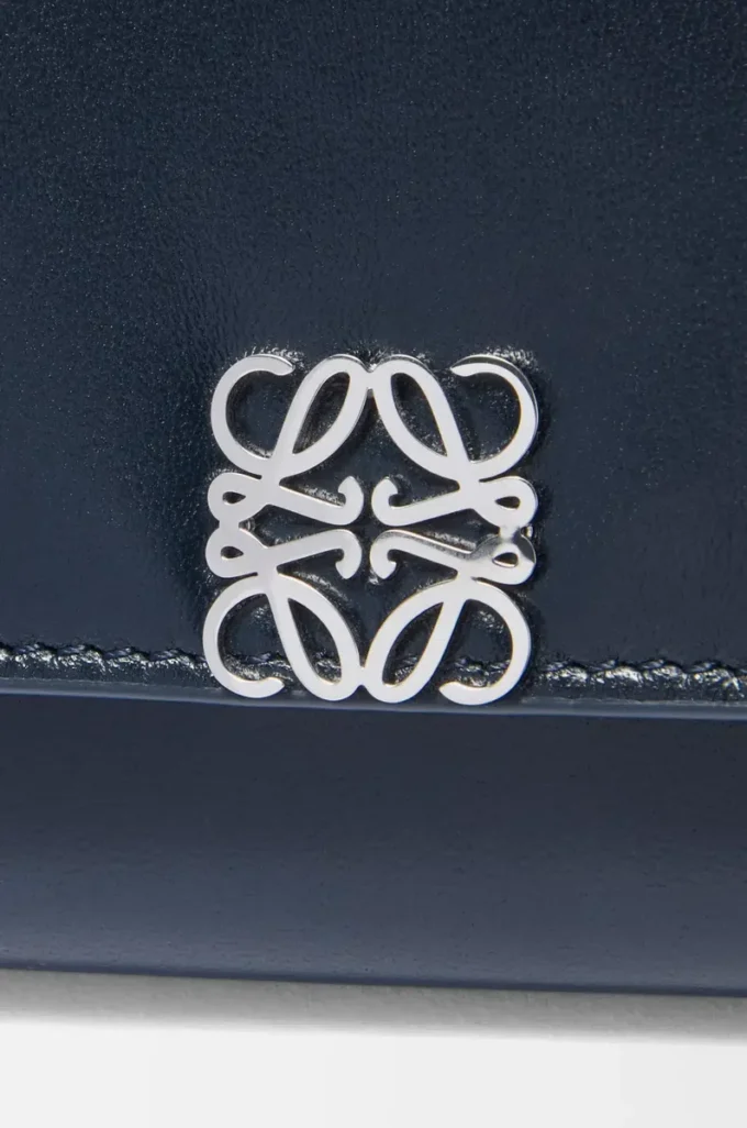 Petit portefeuille vertical Puffer Anagram en cuir de veau nappa brillant bleu marine foncé Petit portefeuille vertical Puffer Anagram en cuir de veau nappa brillant bleu marine foncé