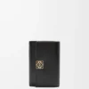 Petit portefeuille vertical Puffer Anagram en cuir de veau nappa brillant Noir Petit portefeuille vertical Puffer Anagram en cuir de veau nappa brillant Noir