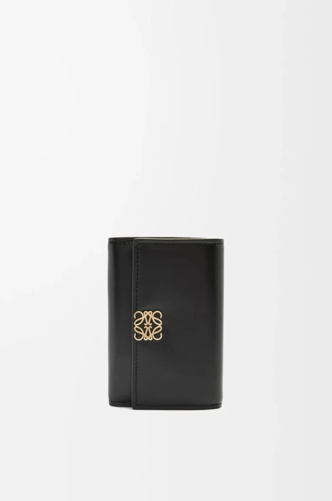 Petit portefeuille vertical Puffer Anagram en cuir de veau nappa brillant Noir Petit portefeuille vertical Puffer Anagram en cuir de veau nappa brillant Noir