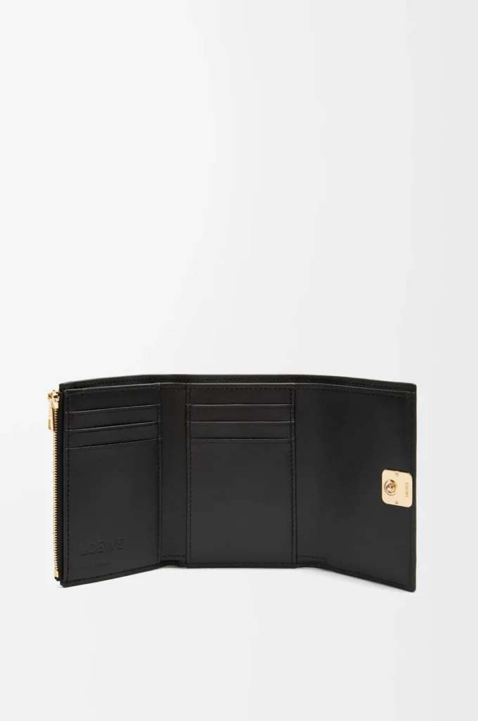 Petit portefeuille vertical Puffer Anagram en cuir de veau nappa brillant Noir Petit portefeuille vertical Puffer Anagram en cuir de veau nappa brillant Noir