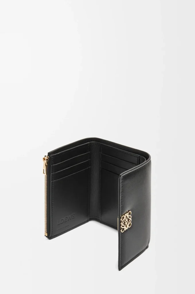 Petit portefeuille vertical Puffer Anagram en cuir de veau nappa brillant Noir Petit portefeuille vertical Puffer Anagram en cuir de veau nappa brillant Noir
