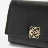 Petit portefeuille vertical Puffer Anagram en cuir de veau nappa brillant Noir Petit portefeuille vertical Puffer Anagram en cuir de veau nappa brillant Noir