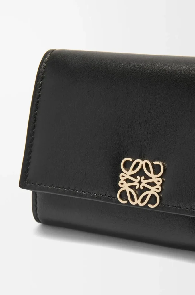 Petit portefeuille vertical Puffer Anagram en cuir de veau nappa brillant Noir Petit portefeuille vertical Puffer Anagram en cuir de veau nappa brillant Noir