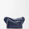 Petit sac banane Puzzle Edge en cuir de veau classique bleu abysse