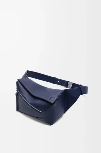 Petit sac banane Puzzle Edge en cuir de veau classique bleu abysse