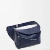Petit sac banane Puzzle Edge en cuir de veau classique bleu abysse
