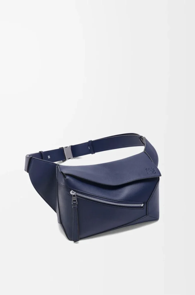 Petit sac banane Puzzle Edge en cuir de veau classique bleu abysse