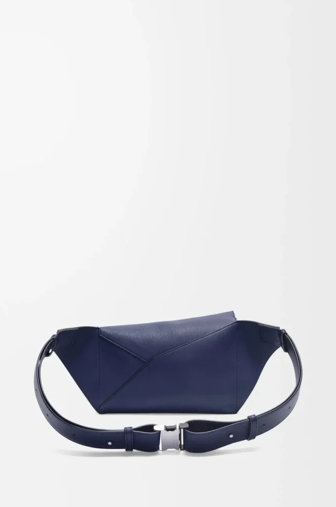 Petit sac banane Puzzle Edge en cuir de veau classique bleu abysse