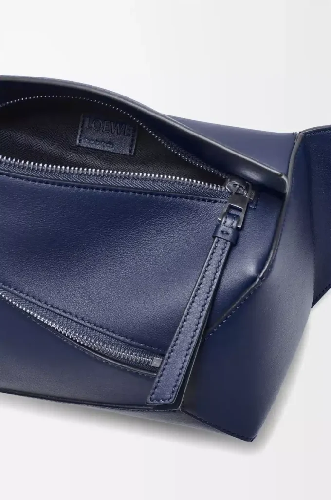 Petit sac banane Puzzle Edge en cuir de veau classique bleu abysse