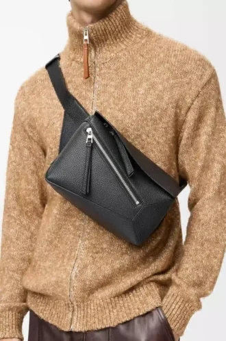 Petit sac banane Puzzle Edge en cuir de veau classique noir