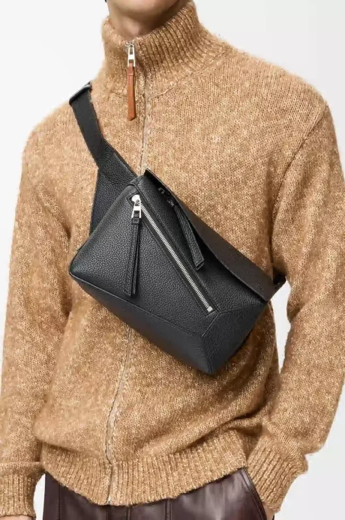 Petit sac banane Puzzle Edge en cuir de veau classique noir