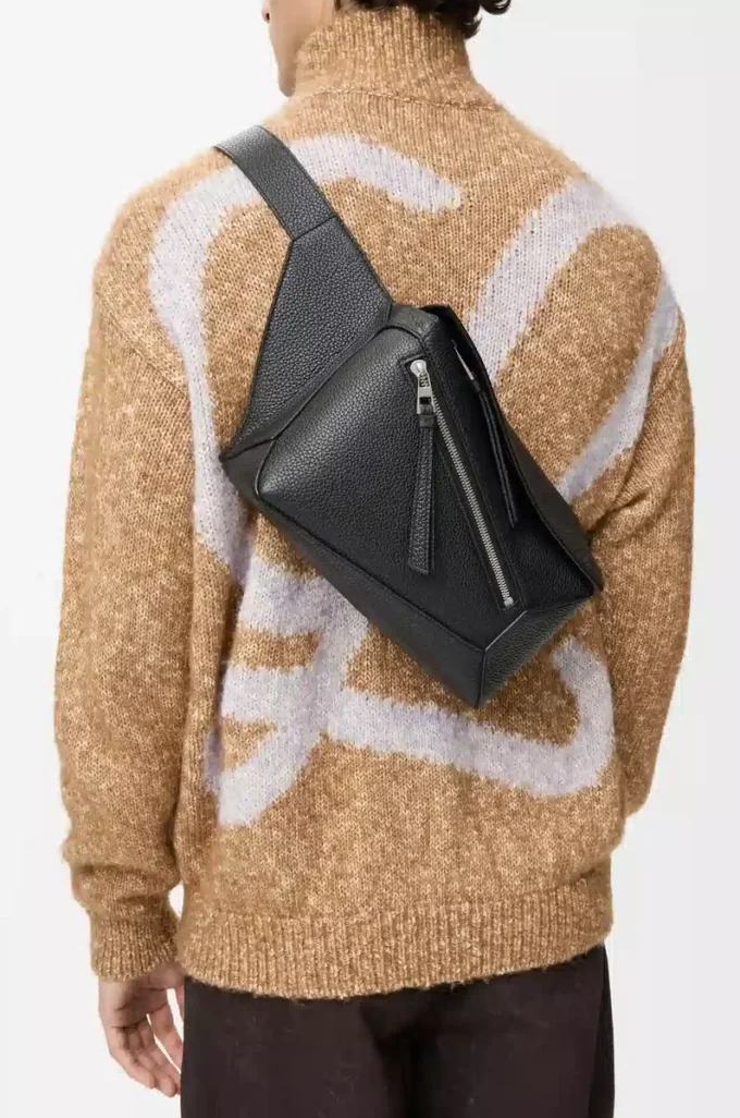 Petit sac banane Puzzle Edge en cuir de veau classique noir