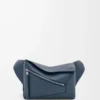 Petit sac banane Puzzle Edge en cuir de veau classique teint indigo