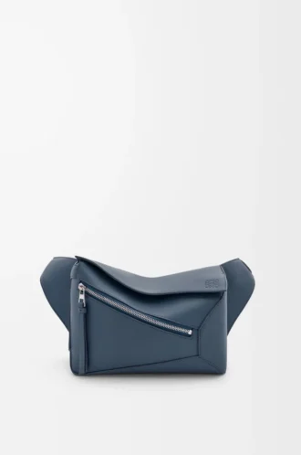 Petit sac banane Puzzle Edge en cuir de veau classique teint indigo