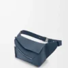 Petit sac banane Puzzle Edge en cuir de veau classique teint indigo