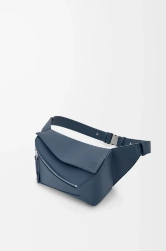 Petit sac banane Puzzle Edge en cuir de veau classique teint indigo