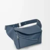 Petit sac banane Puzzle Edge en cuir de veau classique teint indigo