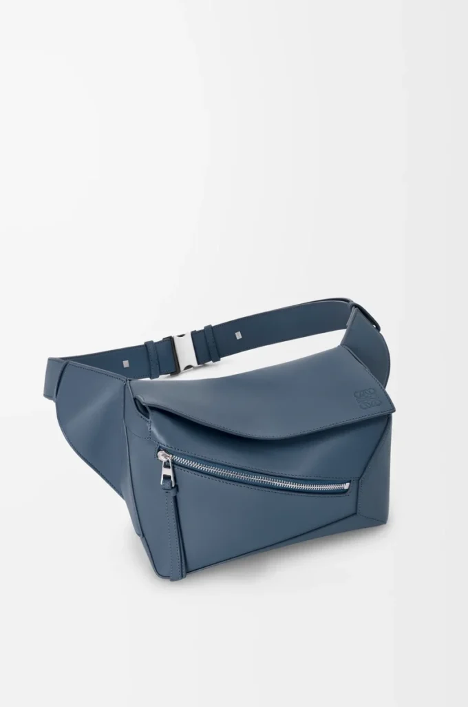 Petit sac banane Puzzle Edge en cuir de veau classique teint indigo
