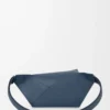 Petit sac banane Puzzle Edge en cuir de veau classique teint indigo
