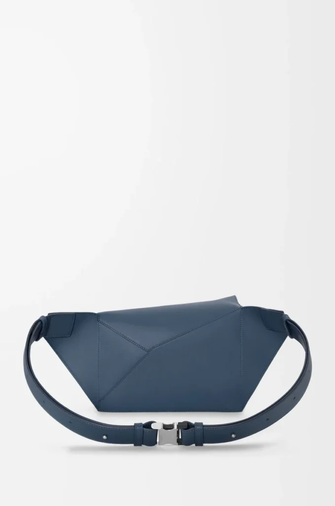 Petit sac banane Puzzle Edge en cuir de veau classique teint indigo