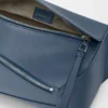 Petit sac banane Puzzle Edge en cuir de veau classique teint indigo