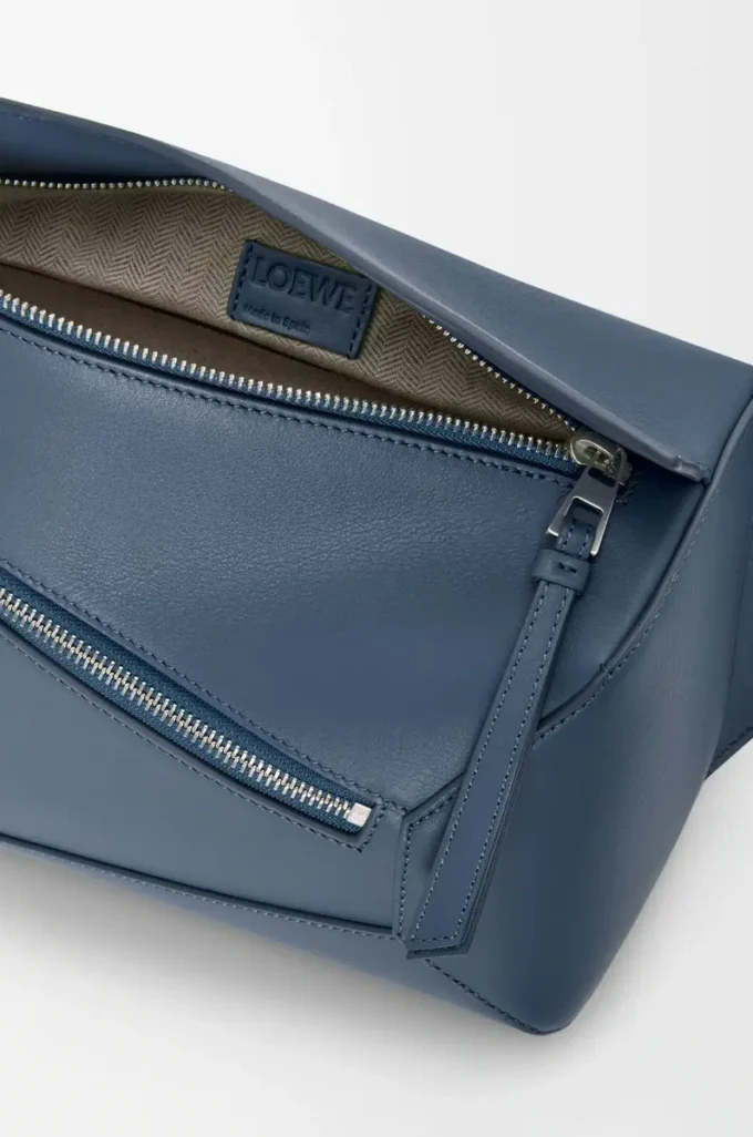 Petit sac banane Puzzle Edge en cuir de veau classique teint indigo