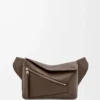 Petit sac banane Puzzle en cuir de veau grainé Dark Cigar