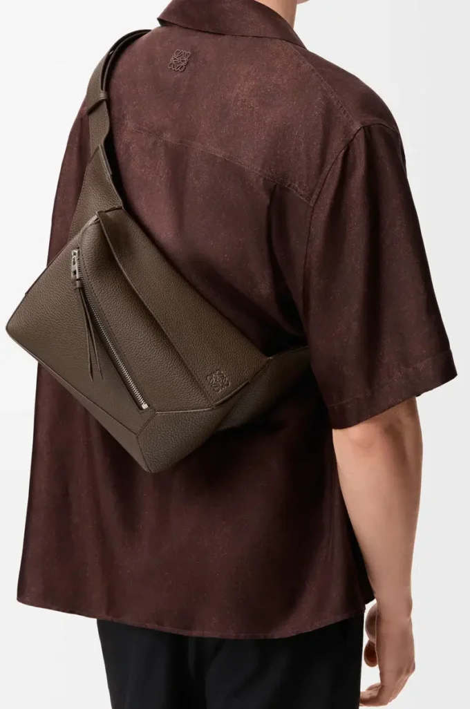 Petit sac banane Puzzle en cuir de veau grainé Dark Cigar