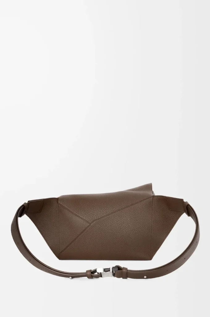 Petit sac banane Puzzle en cuir de veau grainé Dark Cigar