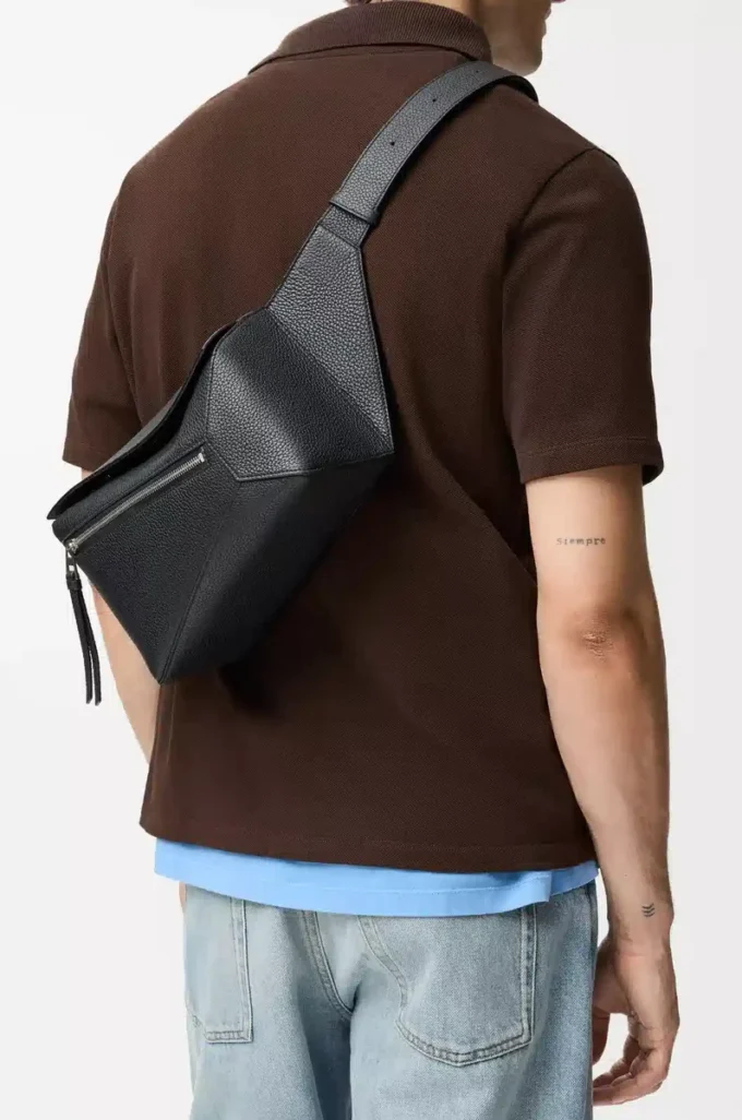 Petit sac banane Puzzle en cuir de veau grainé Noir
