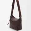 Petit sac à bandoulière Cubi en cuir de veau grainé souple couleur Oxblood