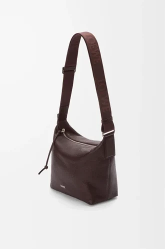 Petit sac à bandoulière Cubi en cuir de veau grainé souple couleur Oxblood