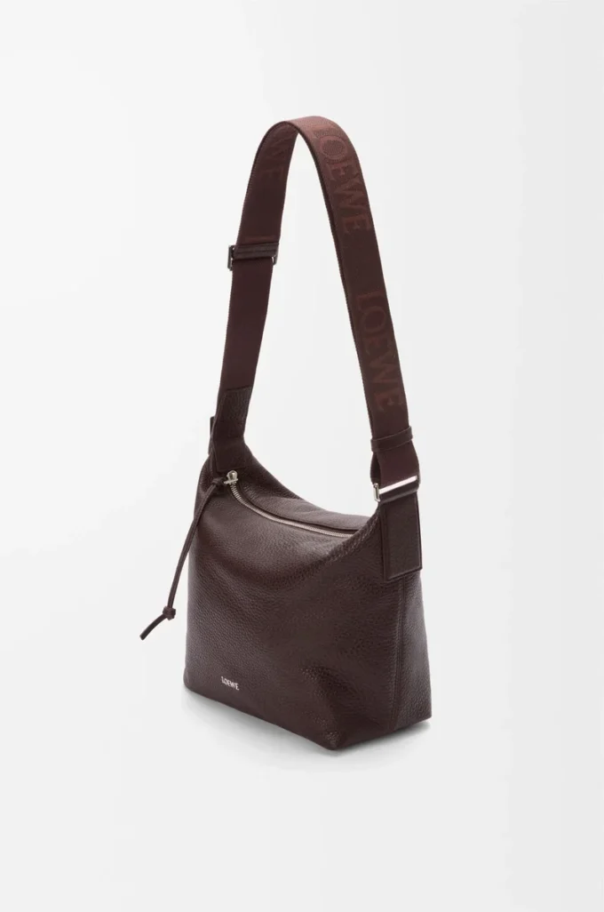 Petit sac à bandoulière Cubi en cuir de veau grainé souple couleur Oxblood