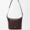 Petit sac à bandoulière Cubi en cuir de veau grainé souple couleur Oxblood
