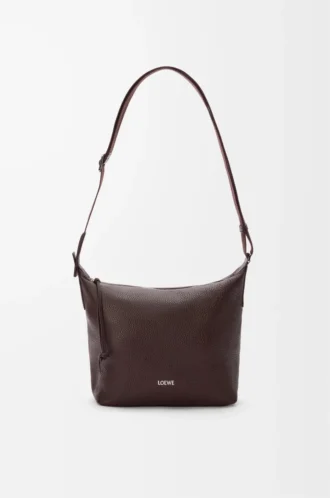 Petit sac à bandoulière Cubi en cuir de veau grainé souple couleur Oxblood
