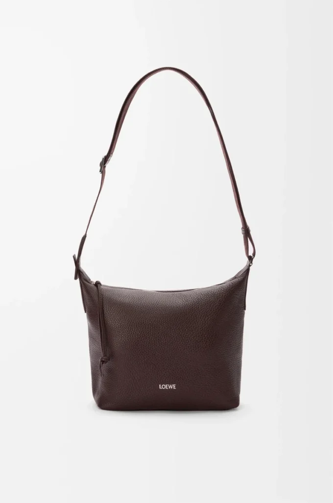 Petit sac à bandoulière Cubi en cuir de veau grainé souple couleur Oxblood