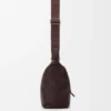 Petit sac à bandoulière Cubi en cuir de veau grainé souple couleur Oxblood