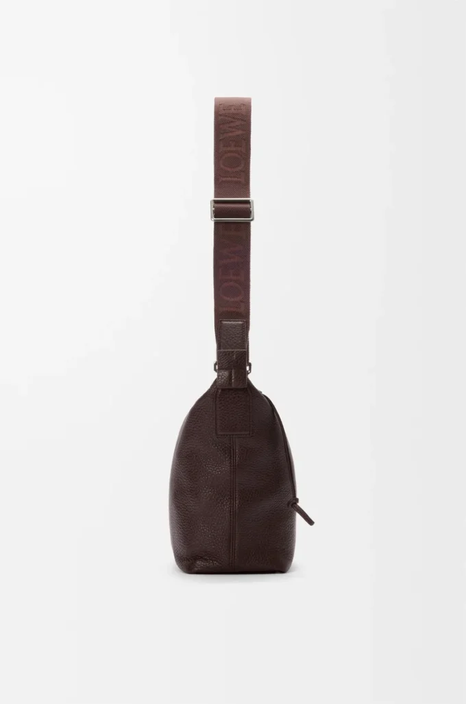 Petit sac à bandoulière Cubi en cuir de veau grainé souple couleur Oxblood