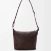 Petit sac à bandoulière Cubi en cuir de veau grainé souple couleur Oxblood