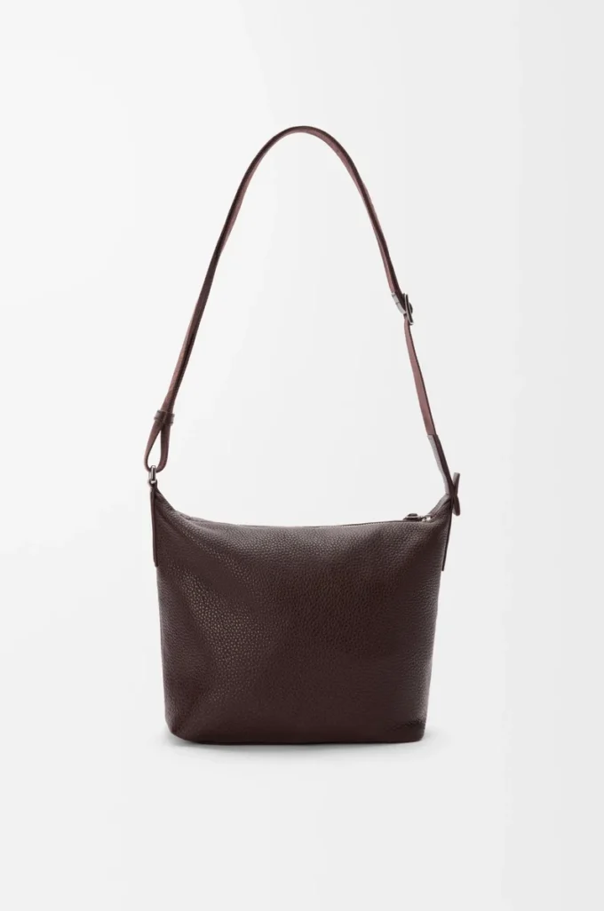 Petit sac à bandoulière Cubi en cuir de veau grainé souple couleur Oxblood