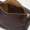 Petit sac à bandoulière Cubi en cuir de veau grainé souple couleur Oxblood