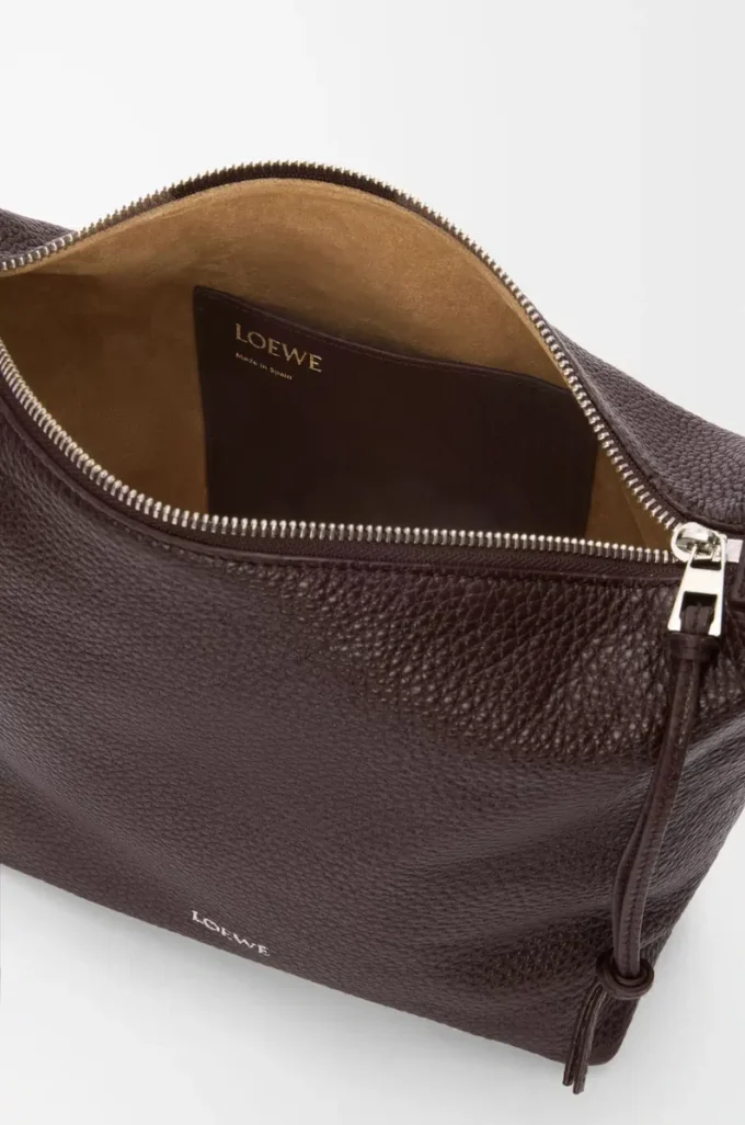 Petit sac à bandoulière Cubi en cuir de veau grainé souple couleur Oxblood