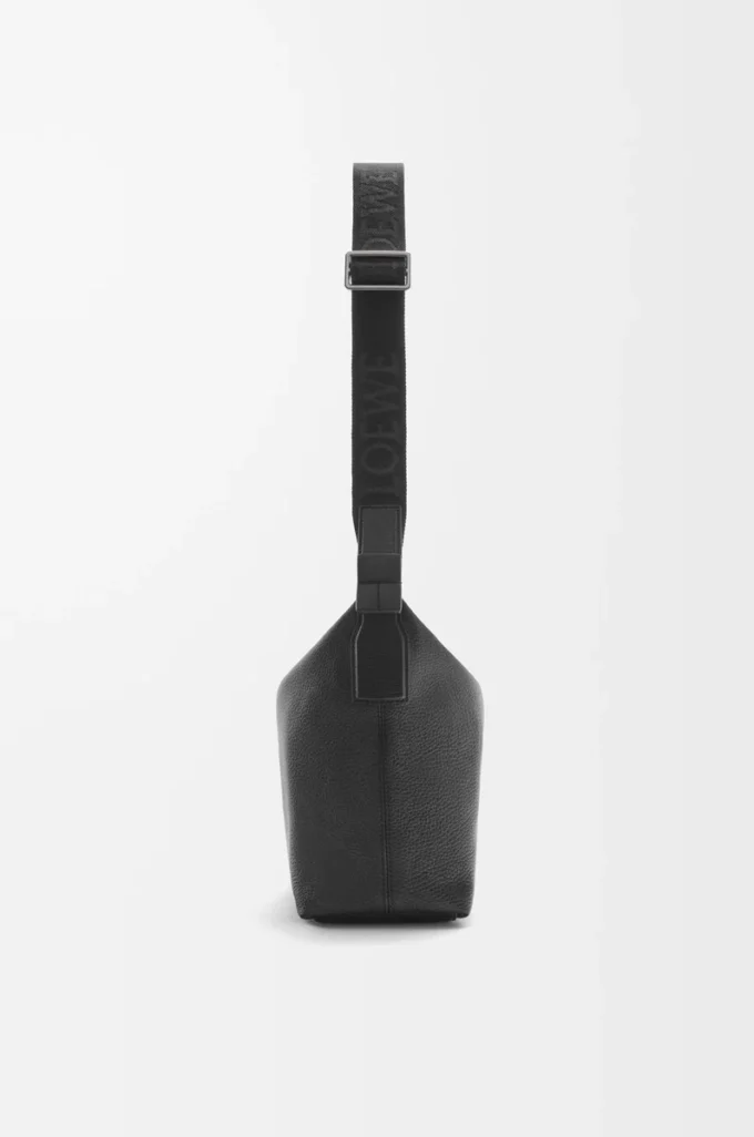 Petit sac à bandoulière Cubi en cuir de veau grainé souple Noir