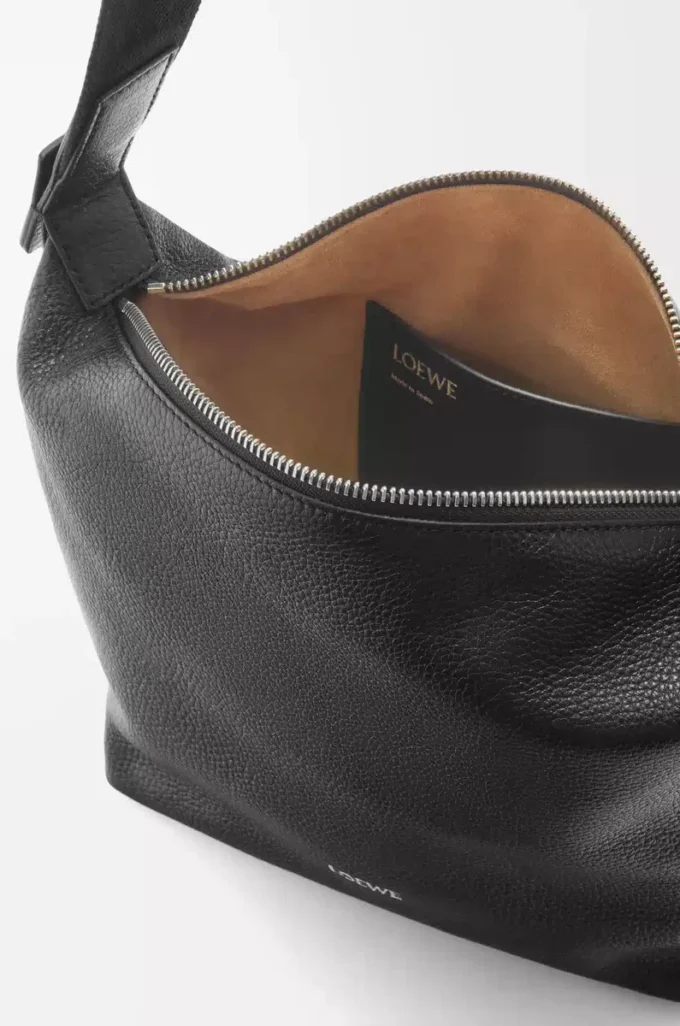 Petit sac à bandoulière Cubi en cuir de veau grainé souple Noir