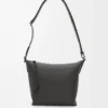 Petit sac à bandoulière Cubi en cuir de veau lisse et souple et jacquard Dark Grey