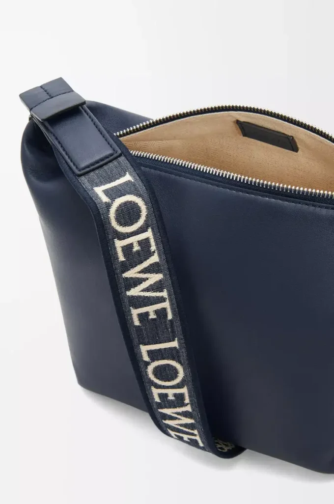 Petit sac à bandoulière Cubi en cuir de veau lisse et souple et jacquard Deep Navy