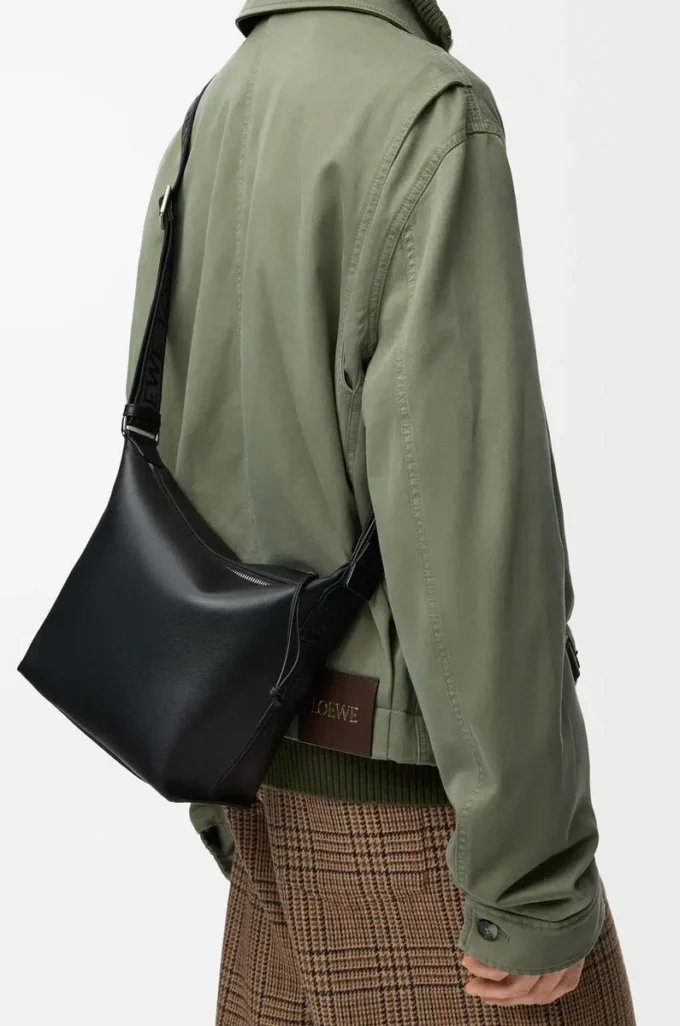 Petit sac à bandoulière Cubi en cuir de veau lisse et souple et jacquard noir