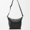 Petit sac à bandoulière Cubi en cuir de veau lisse et souple et jacquard noir