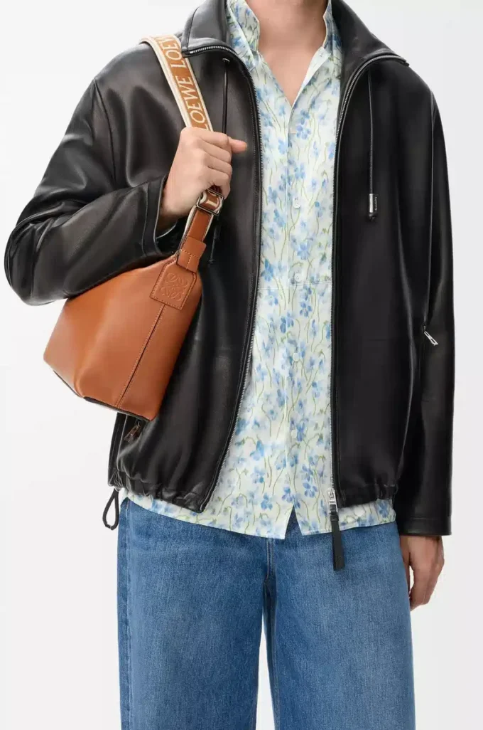 Petit sac à bandoulière Cubi en cuir de veau lisse et souple et jacquard Tan